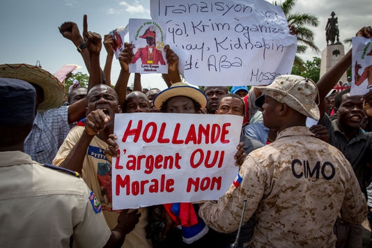 Hollande rendez-nous notre argent, la dette de l'indépendance